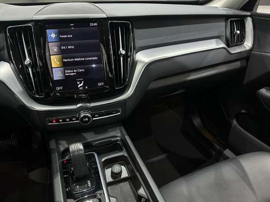 VOLVO-XC60-2020
