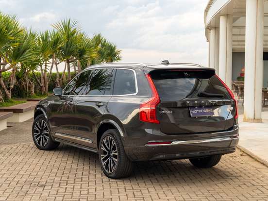 VOLVO-XC90-2023