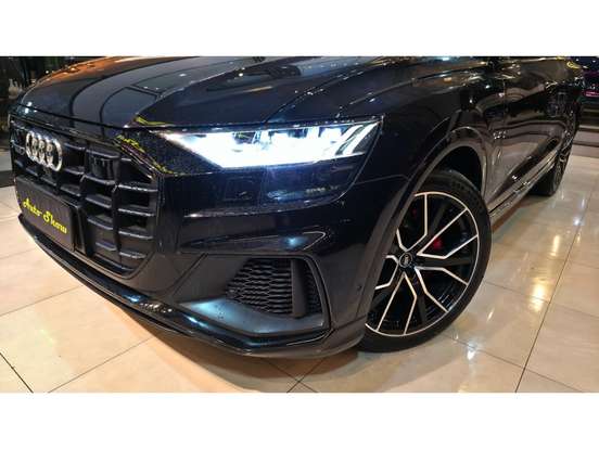 AUDI-Q8-2020