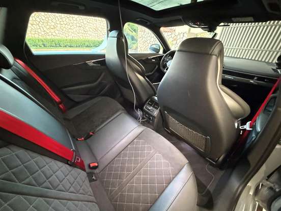 AUDI-RS4-2021