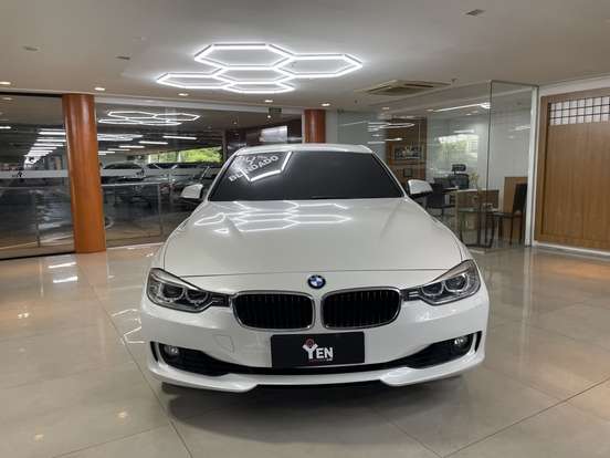 BMW-320i-2013