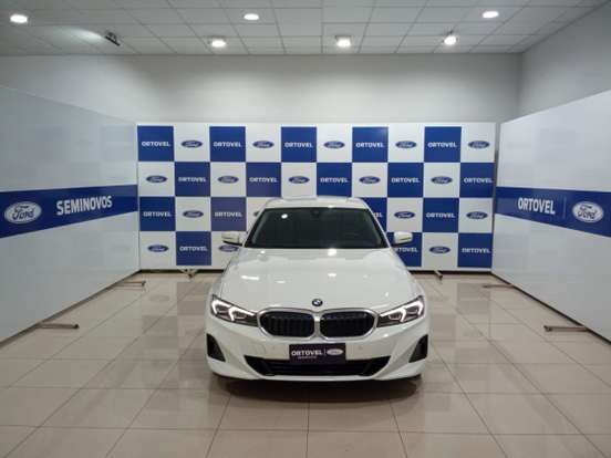 BMW-320i-2023