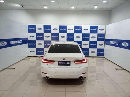 BMW-320i-2023