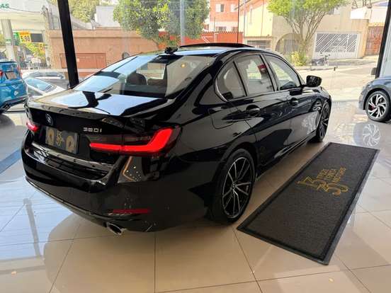 BMW-320i-2023
