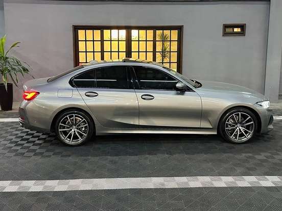 BMW-320i-2023