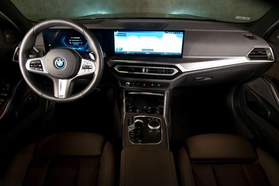 BMW-330e-2024