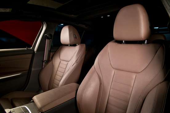 BMW-330e-2024