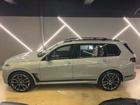 BMW-X7-2024