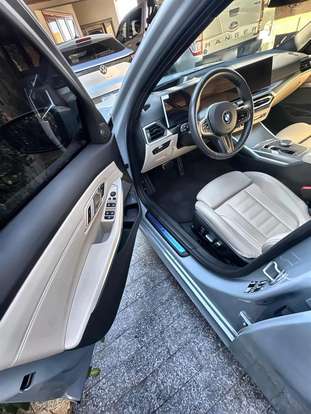 BMW-320i-2023
