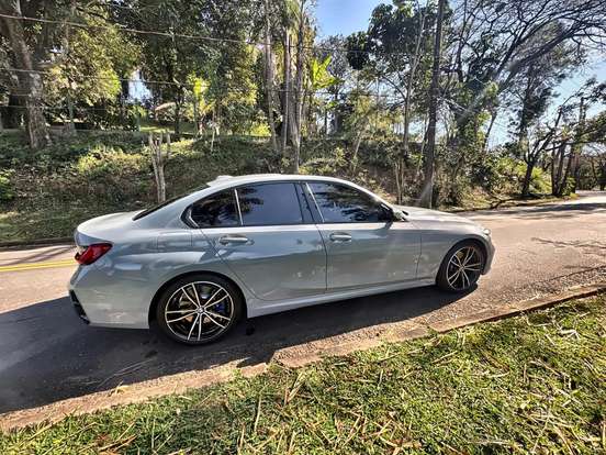 BMW-320i-2023
