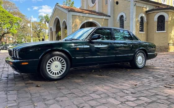 Jaguar XJ8 4.0 Executive V8 32V Gasolina 4P Automático