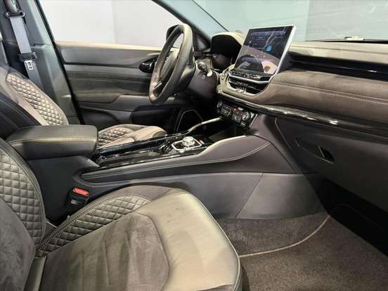JEEP-COMMANDER-2.0 HURRICANE 4 TURBO GASOLINA BLACKHAWK AT9 JEEP-COMMANDER-2025