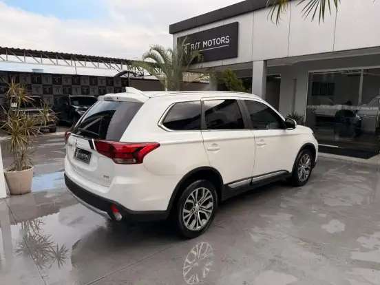 MITSUBISHI-OUTLANDER-2.2 4X4 16V DIESEL 4P AUTOMÁTICO MITSUBISHI-OUTLANDER-2017