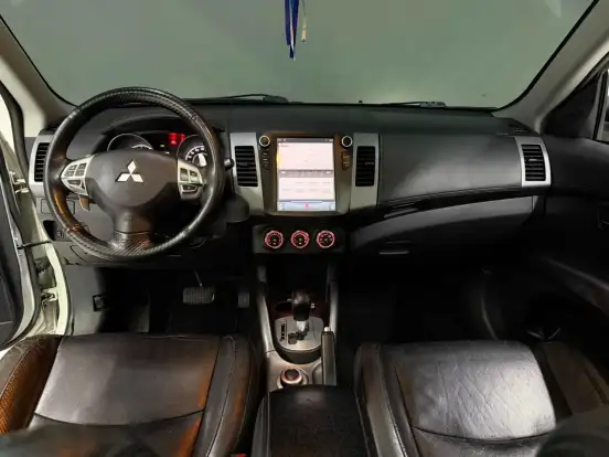 MITSUBISHI-OUTLANDER-3.0 GT 4X4 V6 24V GASOLINA 4P AUTOMÁTICO MITSUBISHI-OUTLANDER-2012