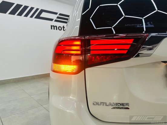 MITSUBISHI-OUTLANDER-2021
