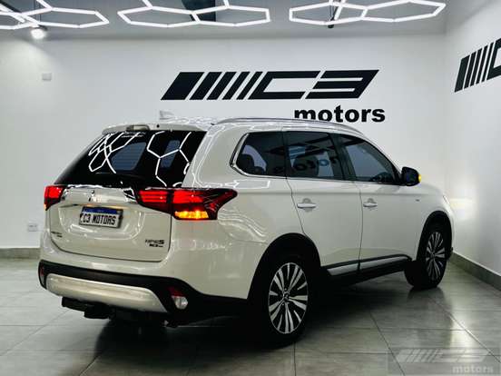 MITSUBISHI-OUTLANDER-2021