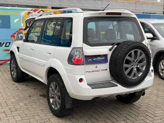 MITSUBISHI-PAJERO TR4-2.0 4X2 16V 140CV FLEX 4P AUTOMÁTICO MITSUBISHI-PAJERO TR4-2013
