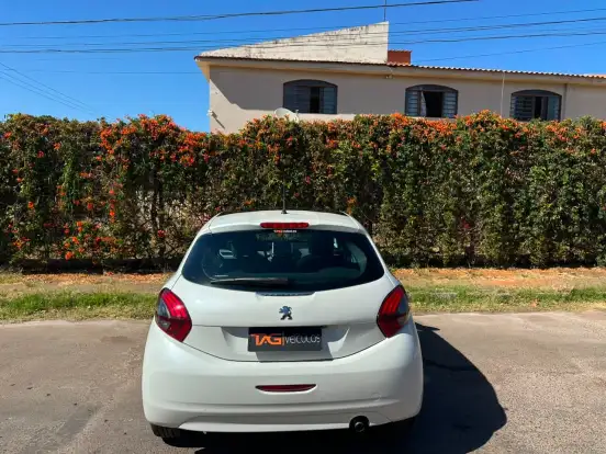 PEUGEOT-208-2019