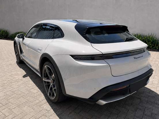 PORSCHE-TAYCAN-2023