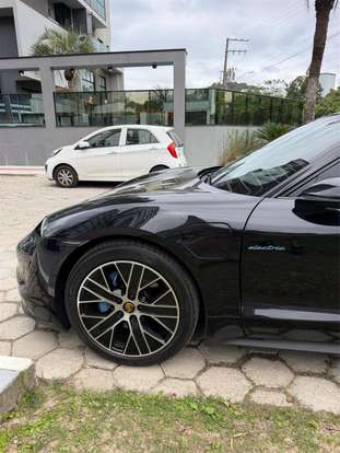 PORSCHE-TAYCAN-2021