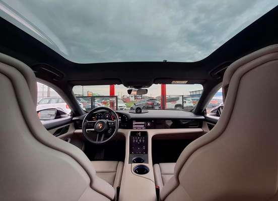 PORSCHE-TAYCAN-2021
