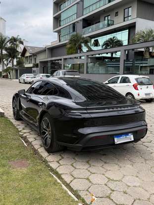 PORSCHE-TAYCAN-2021