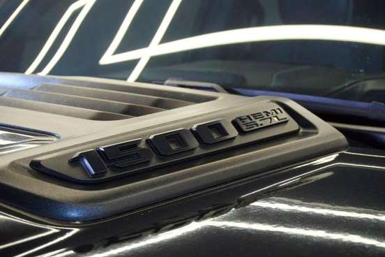 RAM-1500-5.7 V8 GASOLINA LIMITED NIGHT EDITION CD 4X4 AUTOMÁTICO RAM-1500-2023