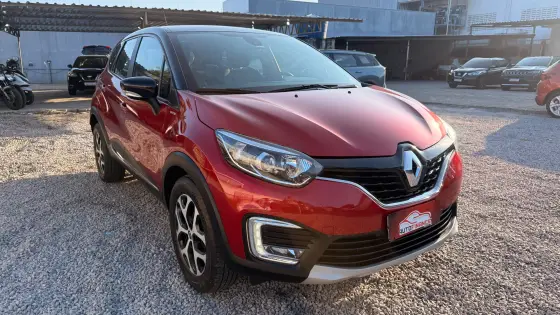 RENAULT CAPTUR 1.6 16V SCE FLEX BOSE X-TRONIC RENAULT CAPTUR 1.6 16V SCE FLEX BOSE X-TRONIC
