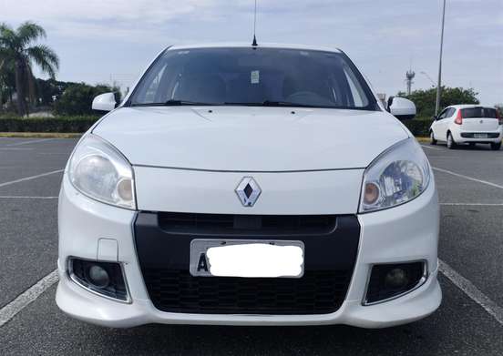 RENAULT-SANDERO-2012