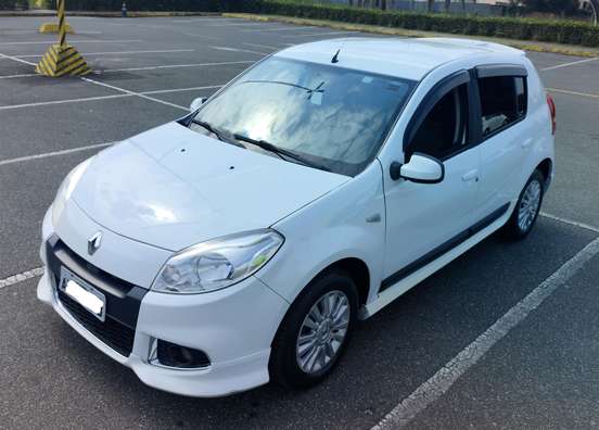 RENAULT-SANDERO-2012