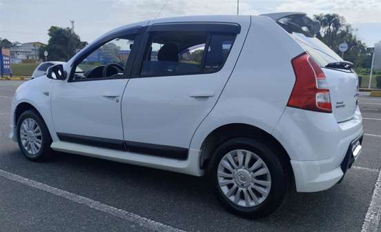 RENAULT-SANDERO-2012