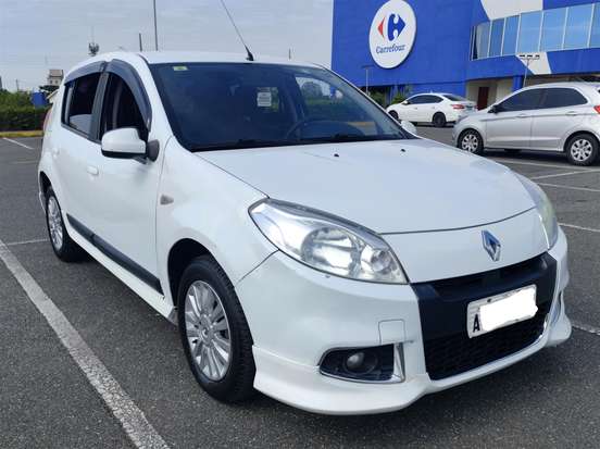 RENAULT-SANDERO-2012