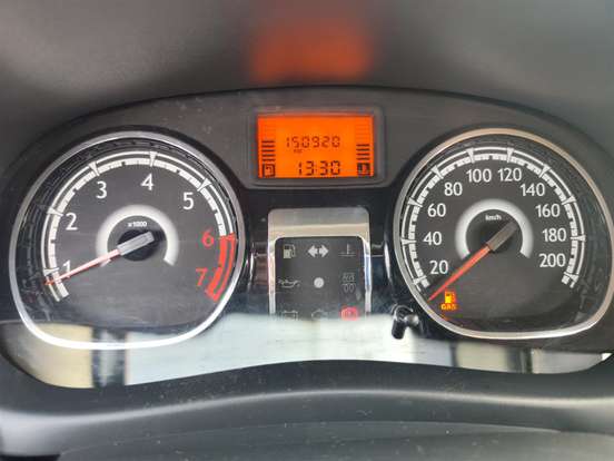 RENAULT-SANDERO-2012