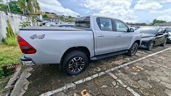 TOYOTA-HILUX-2.8 D-4D TURBO DIESEL CD SRV 4X4 AUTOMÁTICO TOYOTA-HILUX-2025