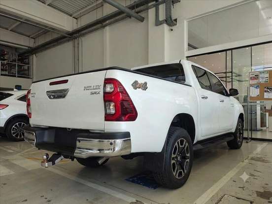 TOYOTA-HILUX-2.8 D-4D TURBO DIESEL CD SRX 4X4 AUTOMÁTICO TOYOTA-HILUX-2023