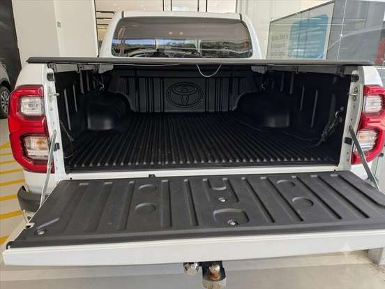 TOYOTA-HILUX-2023