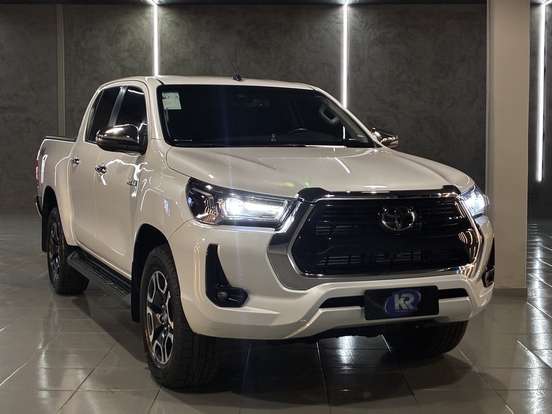 TOYOTA-HILUX-2.8 D-4D TURBO DIESEL CD SRX 4X4 AUTOMÁTICO TOYOTA-HILUX-2024