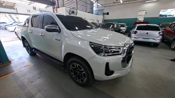 TOYOTA HILUX 2.8 D-4D TURBO DIESEL CD SRX 4X4 AUTOMÁTICO