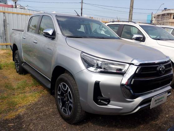 TOYOTA HILUX 2.8 D-4D TURBO DIESEL CD SRX 4X4 AUTOMÁTICO