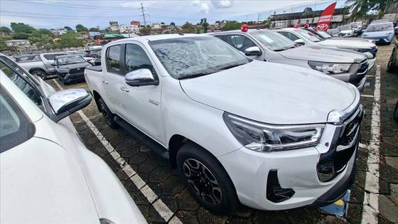 TOYOTA HILUX 2.8 D-4D TURBO DIESEL CD SRX 4X4 AUTOMÁTICO