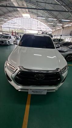 TOYOTA HILUX 2.8 D-4D TURBO DIESEL CD SRX PLUS 4X4 AUTOMÁTICO