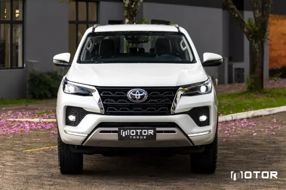 TOYOTA HILUX SW4 2.8 D-4D TURBO DIESEL SRX 7L 4X4 AUTOMÁTICO