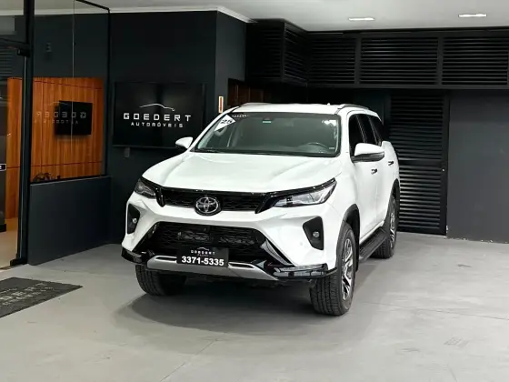 TOYOTA HILUX SW4 2.8 D-4D TURBO DIESEL SRX PLATINUM 7L 4X4 AUTOMÁTICO