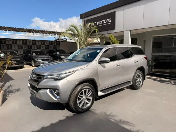 TOYOTA HILUX SW4 2.8 SRX 4X4 7 LUGARES 16V TURBO INTERCOOLER DIESEL 4P AUTOMÁTICO