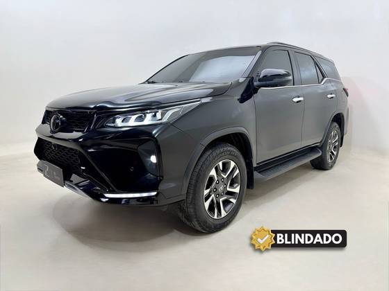 TOYOTA HILUX SW4 2.8 D-4D TURBO DIESEL DIAMOND 7L 4X4 AUTOMÁTICO