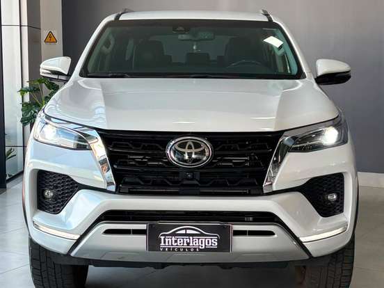 TOYOTA-HILUX SW4-2.8 D-4D TURBO DIESEL SRX 7L 4X4 AUTOMÁTICO TOYOTA-HILUX SW4-2023