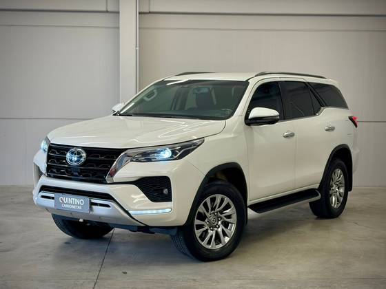 TOYOTA HILUX SW4 2.8 D-4D TURBO DIESEL SRX 7L 4X4 AUTOMÁTICO