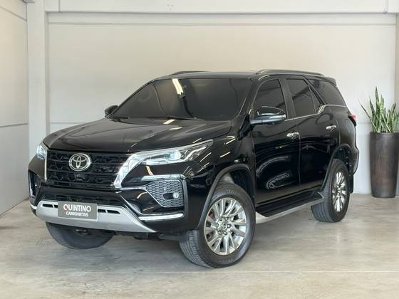 TOYOTA HILUX SW4 2.8 D-4D TURBO DIESEL SRX 7L 4X4 AUTOMÁTICO