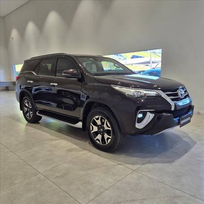 TOYOTA HILUX SW4 2.8 SRX DIAMOND 4X4 7 LUGARES 16V TURBO INTERCOOLER DIESEL 4P AUTOMÁTICO