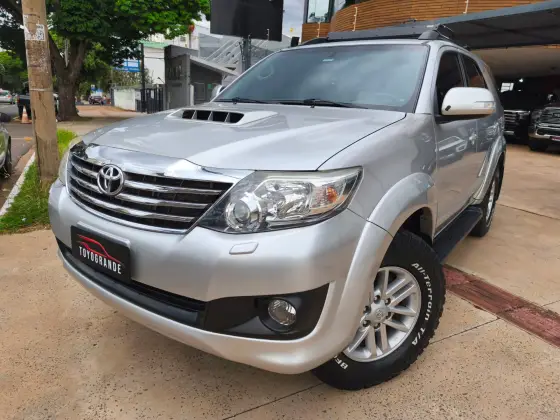 TOYOTA HILUX SW4 3.0 SRV 4X4 7 LUGARES 16V TURBO INTERCOOLER DIESEL 4P AUTOMÁTICO
